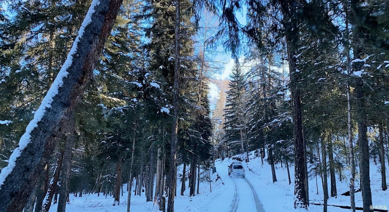 白雪皑皑的冰湖，晨雾弥漫的神仙湾