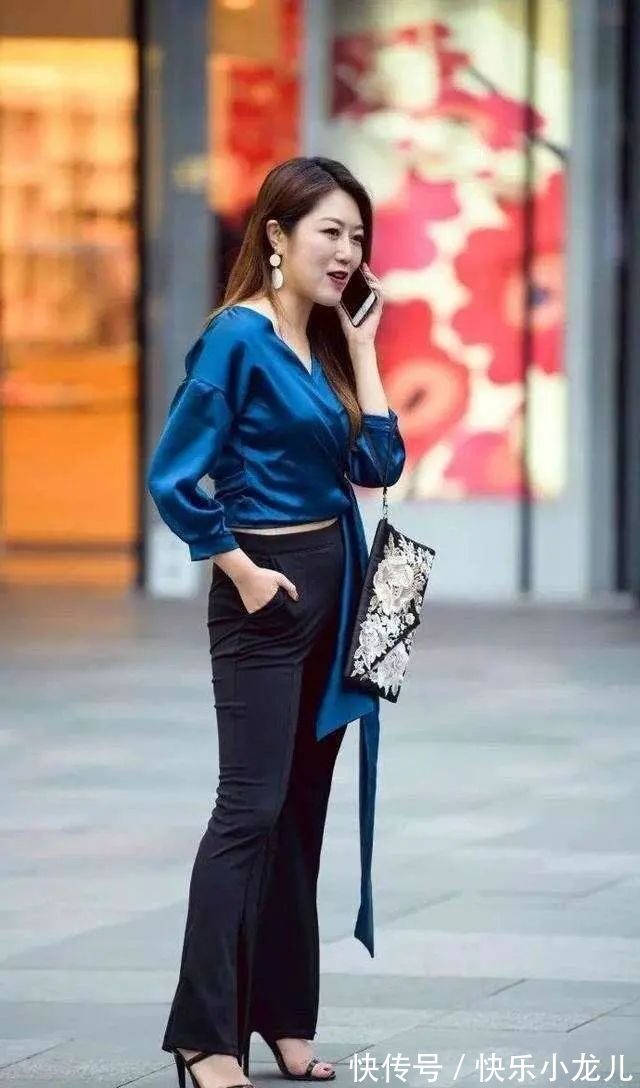 气质 蓝色休闲短袖搭配蓝色直筒打底裤,身材线条完美,气质高级