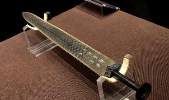 秦始皇陵里的宝剑为何自己能从弯变直?越王剑两千年为什么不生锈