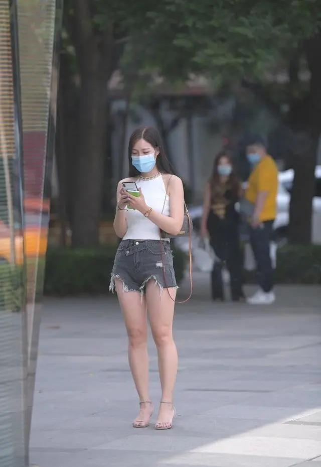 深灰色 美女搭配一条低腰灰色牛仔短裤,显瘦又时尚