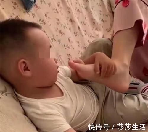 带娃|有种“任性”叫小姨带娃,抢玩具抢零食手到擒来,专治各种不服