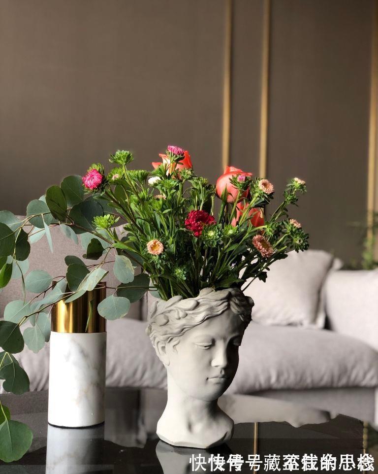 电视机|用金色来描绘黑白，传递出不一样的空间，卧室的浮雕墙纸更是独特