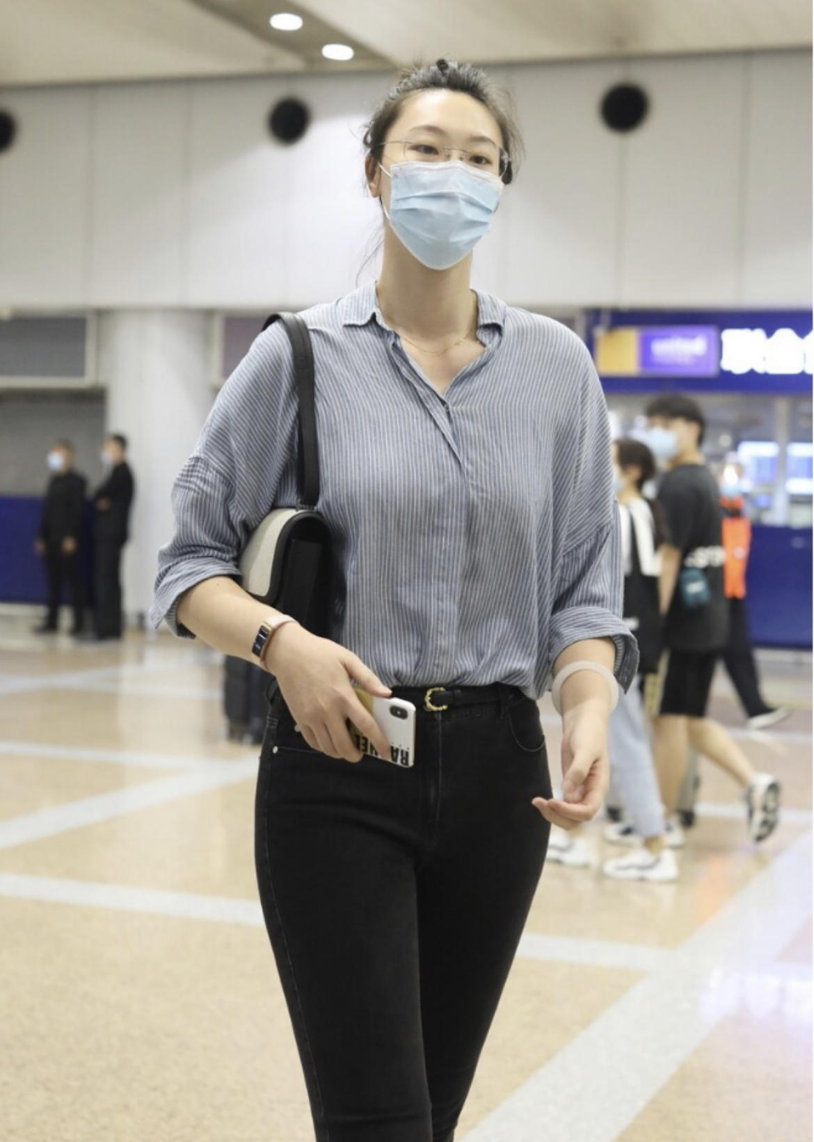 礼服裙|30岁惠若琪的身材被低估了,穿一袭小黑裙亮相凹凸有致,高级优雅