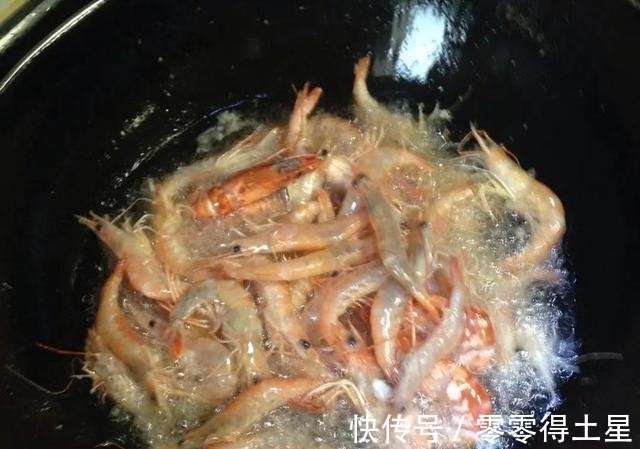 红烧大虾|红烧大虾时，记住“1撒2炸”，保证虾肉的脆度和鲜度，好吃不腻！