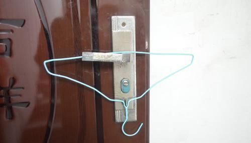 实用|门把手上放一个衣架,真的太厉害了,解决了很多家庭的困扰,实用