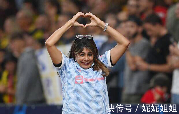 皮球|美丽的误伤!C罗不小心踢倒女工作人员 送CR7道歉 球迷:快踢我
