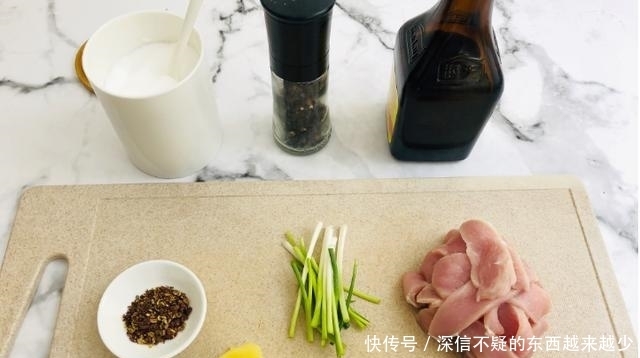 炸酥肉时,不要直接下锅炸,多做一步,酥肉鲜香好吃,越嚼越香