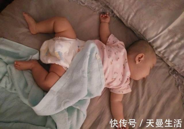 动作|宝宝睡觉时的4种动作，暗示了大脑发育程度，全都占了的恭喜了