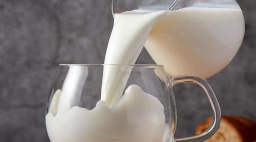 营养|买牛奶要注意,配料表里有“这2样”,都是假牛奶,少买给孩子喝