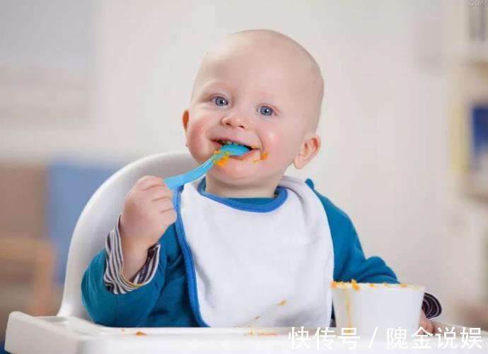 家长|家长们要注意,别再让孩子这样吃饭了,对孩子的胃有伤害