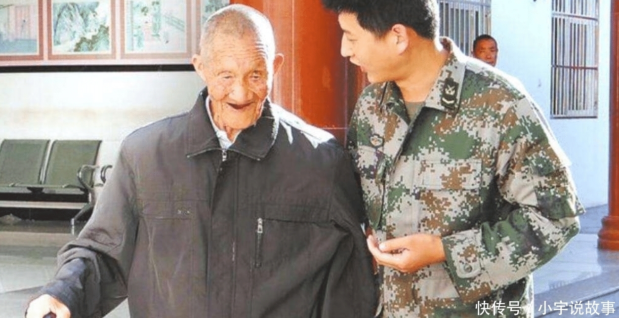 迎接|老兵到部队寻找曾经的战友，被哨兵拦下，亮出证件后首长亲自迎接