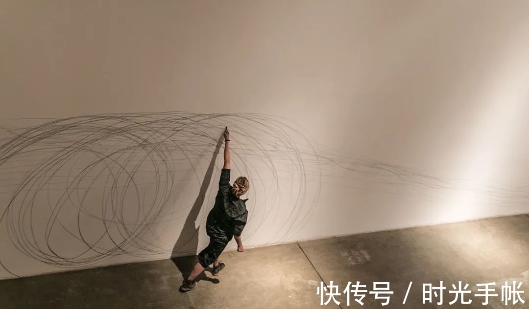 纸面!一边起舞一边画画的艺术家是怎么创作的?