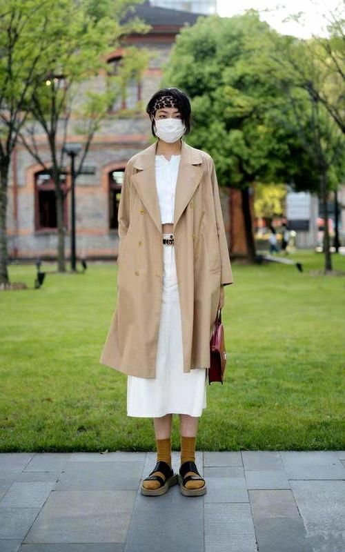  流行|穿风衣别搭小脚裤了，今年秋冬流行“风衣＋半身裙”，优雅又帅气