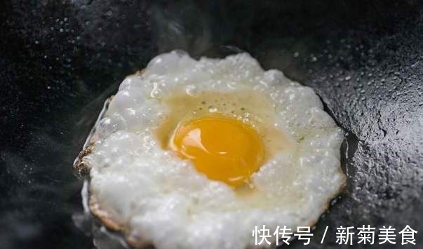 荷包蛋|煎荷包蛋,冷油下锅还是热油分享正确做法,鸡蛋又圆又嫩不粘锅