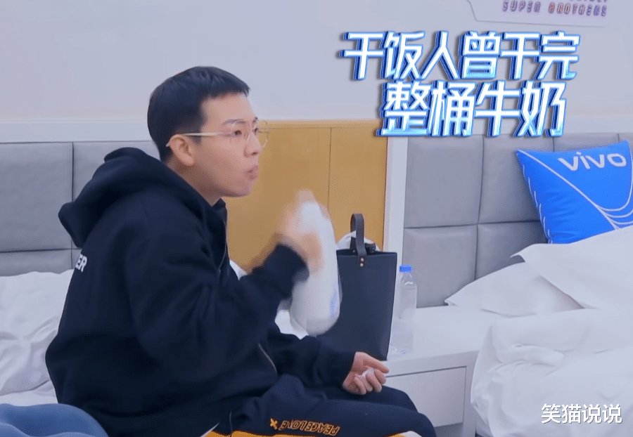 《追光吧》胡夏符龙飞化身干饭王，哥哥互动很有爱，卡斯柏主动收拾宵夜残局