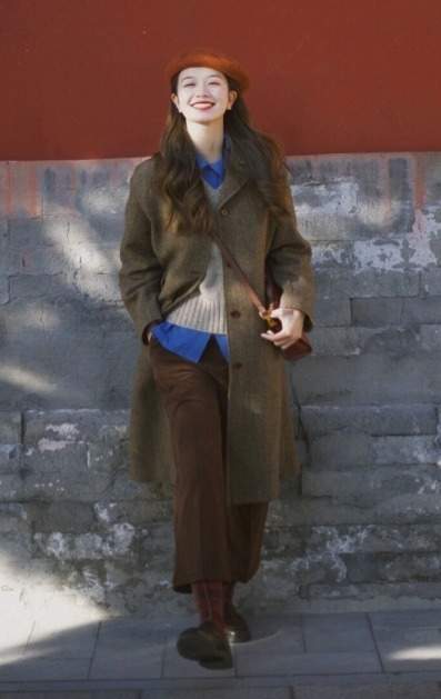 针织衫 优雅与身材无关,气质女人更适合“大衣+针织衫”,冬季穿刚刚好