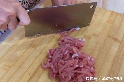 不管炒什么肉，直接用淀粉腌就错了，教你一招，肉质滑嫩不粘锅！