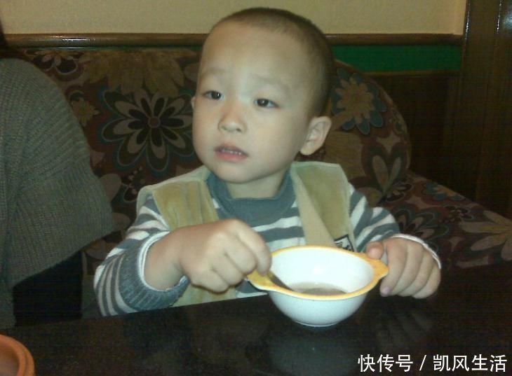 孩子|3岁儿子喝药“被套路”走红?每口都是最后一口,家长:学到了