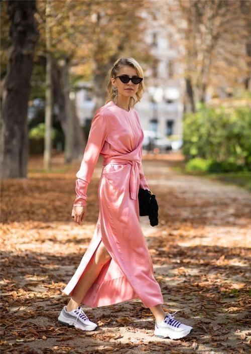 今夏潮流穿搭公式运动鞋+裙装,随性又不刻意