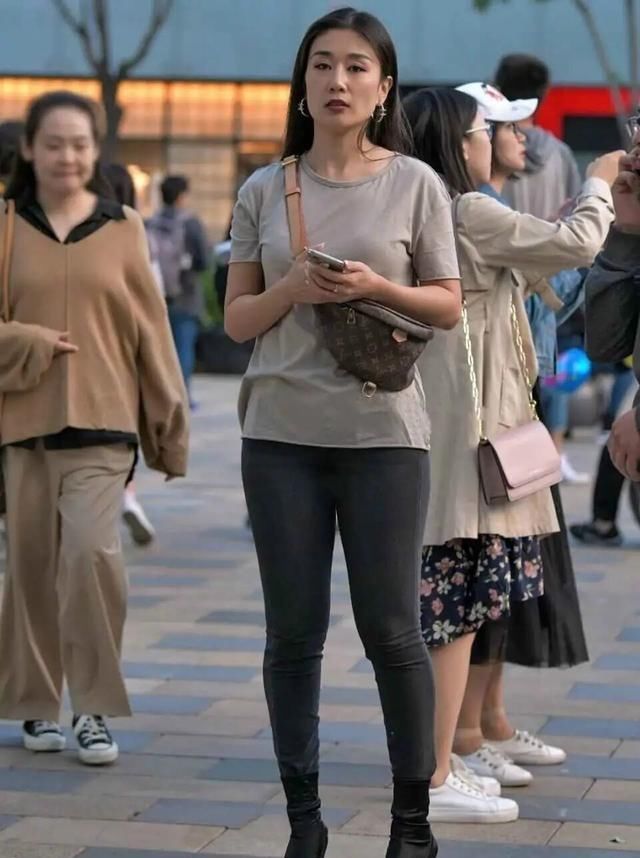 打底裤显瘦又性感，带来浓厚的女人魅力，不受条件限制