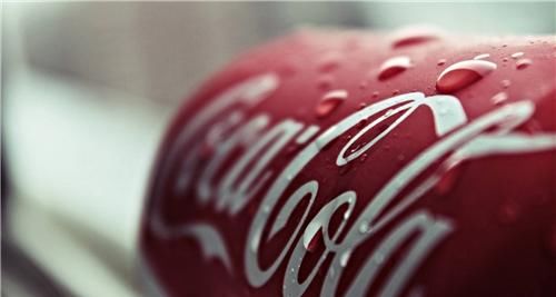  他因一张站长城喝可乐的照片火遍世界，41年过去，如今近况如何？