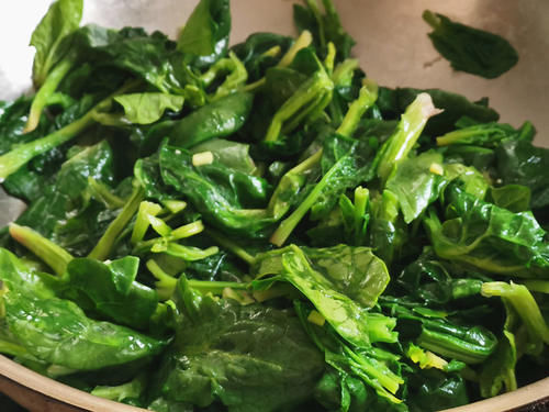菠菜原来还可以这样吃？加上这2样，汤汁鲜美越吃越爱