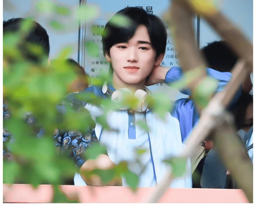 养眼|《萌探》最新路透,以为宋亚轩够养眼,却被穿校服的刘耀文帅迷糊