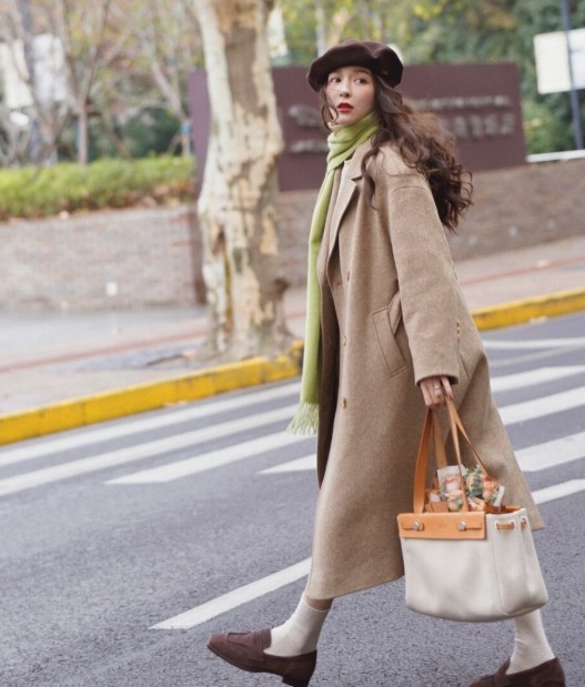 修饰|冬季该如何穿?经典大衣搭配半身裙或长裤高级感满满,简约大气