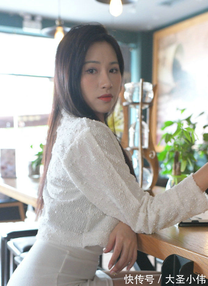 穿搭|美女街拍:白色方领泡泡袖上衣,使的整体的搭配与众不同,穿出清新优雅气质