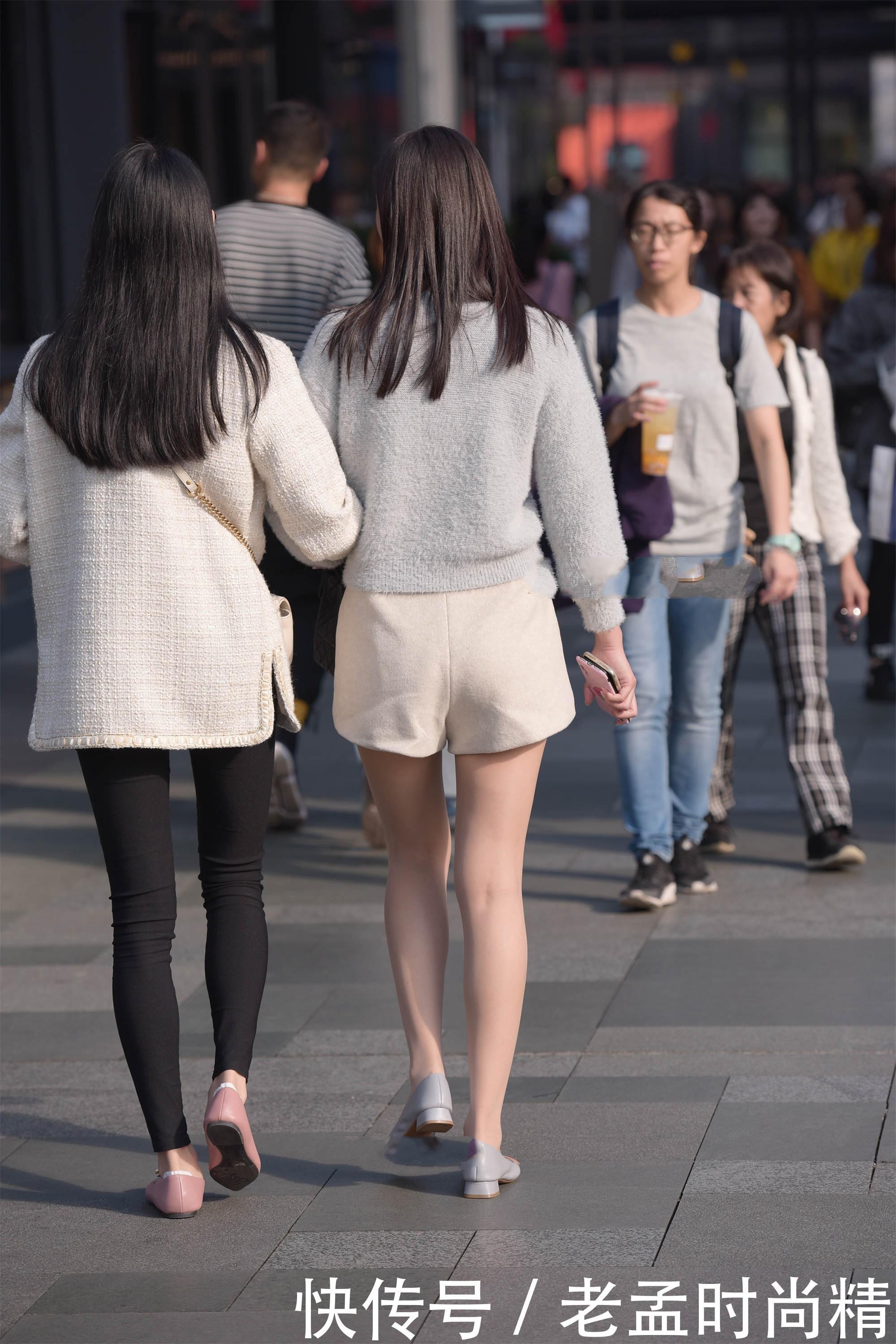 针织|时尚穿搭:天蓝色针织毛衣, 搭配米白色短裤, 甜美十足