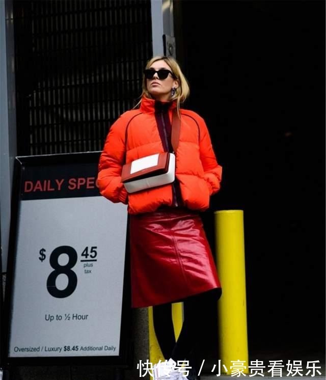 今年冬天的最百搭奖，我颁给“羽绒服+半身裙”，谁穿谁美