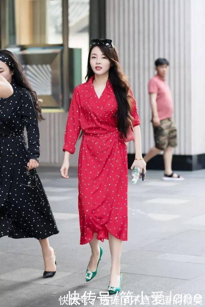 小姐姐身上|小姐姐脚上穿着一双粉色的尖头高跟鞋,充满了甜美的时尚气息