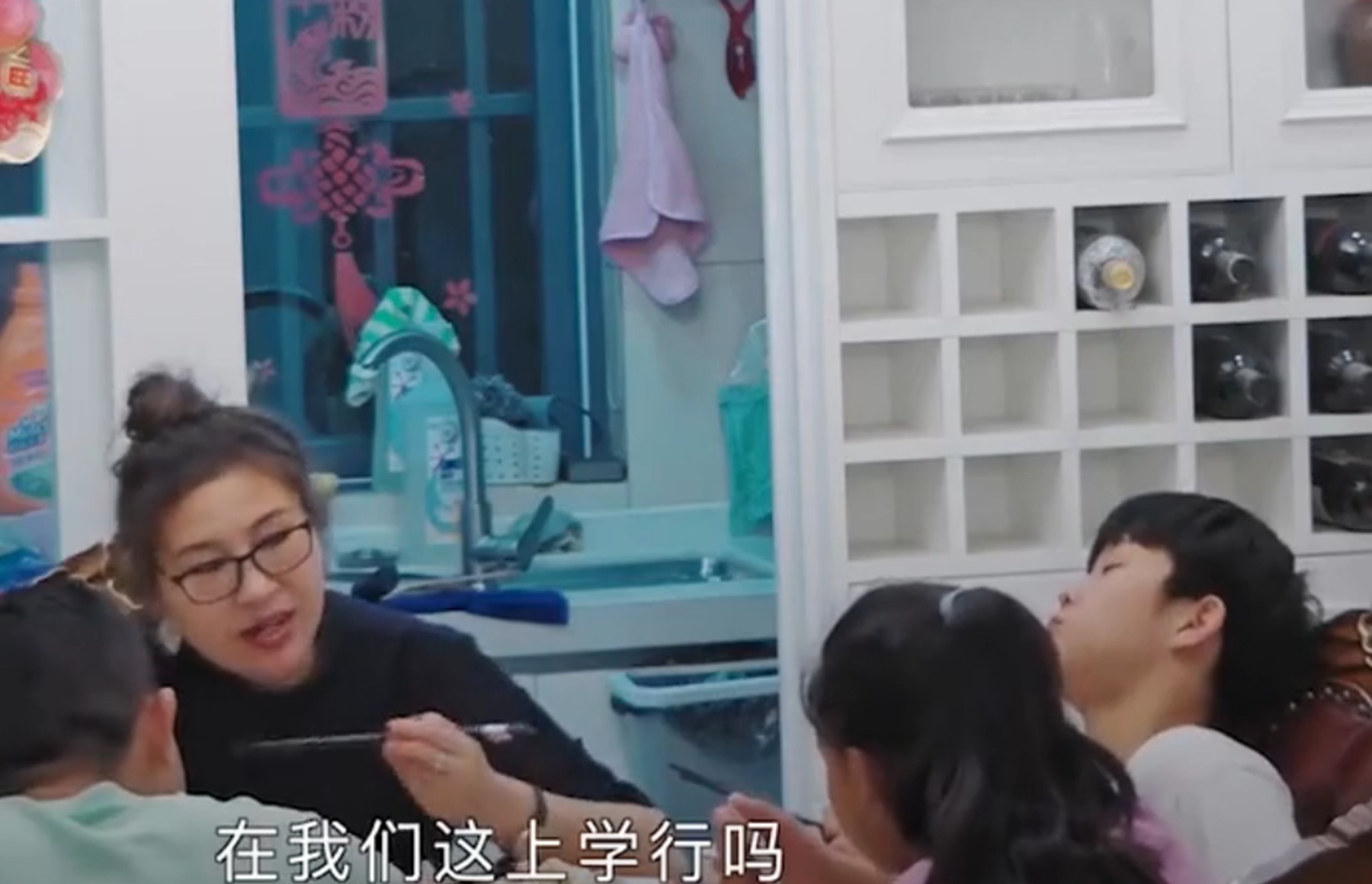 《變形計(jì)》農(nóng)村女孩要回村，挑上千元零食，富豪爸爸變臉真快