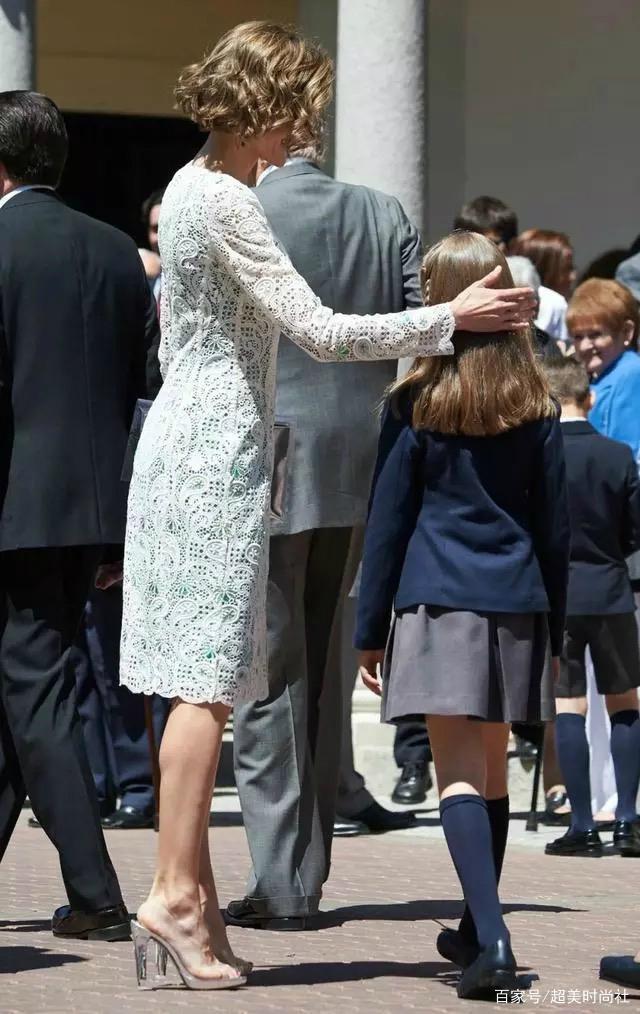 西班牙王后,快丢掉你的“蜘蛛鞋”和防水台吧!别糟蹋了好衣品