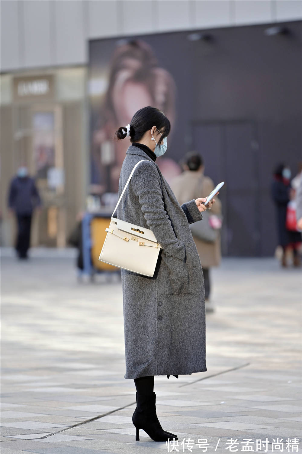 大衣 冬季选择高跟短靴逛街,选对了款式很重要,适合自己才更好