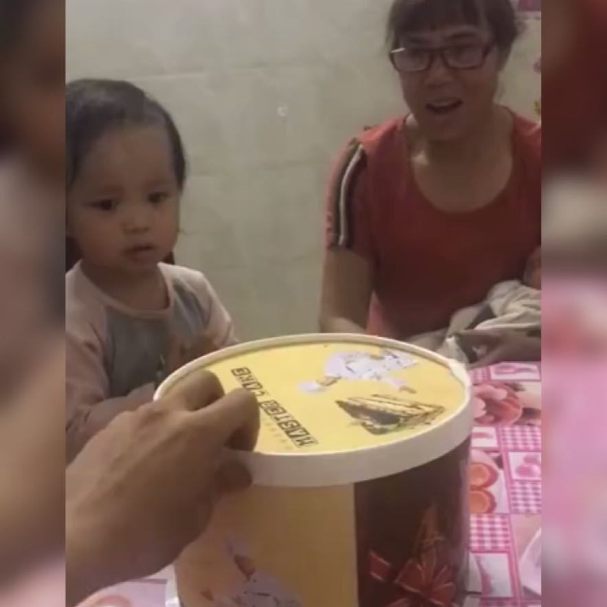 仪式感|小女孩迫不及待地拆自己“生日蛋糕”的包装,网友好利落的身手