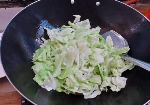 菜味道|炒好的菜太咸了,别只会加水用上这几招,菜不咸更美味