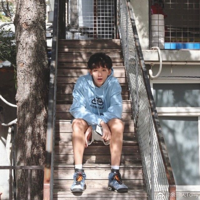 当粉丝太难了，没完成任务就要受处罚，当红爱豆行为引热议