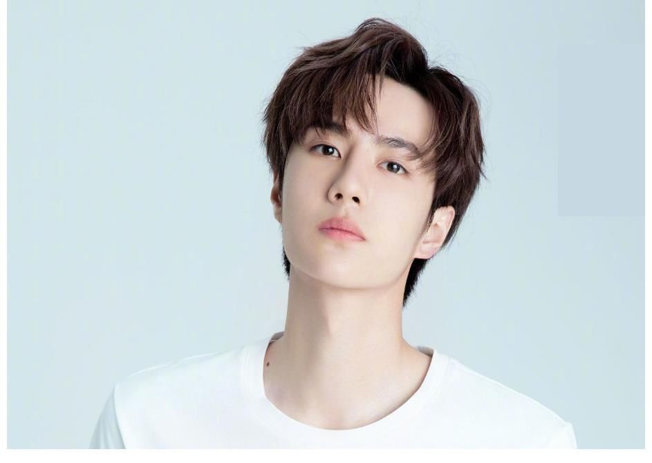 “九漏之鱼”王一博,学历被举报退出主持,搭戏赵丽颖引粉丝互撕