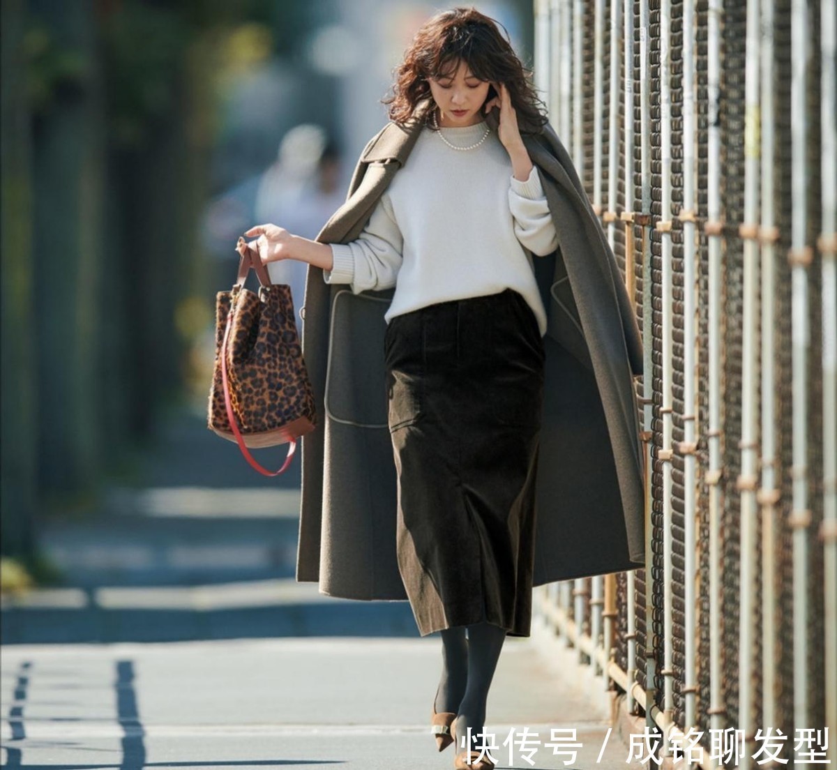 脚部|“长大衣+高跟鞋”,这才是职场最高级的穿搭,显高精致又显腿长