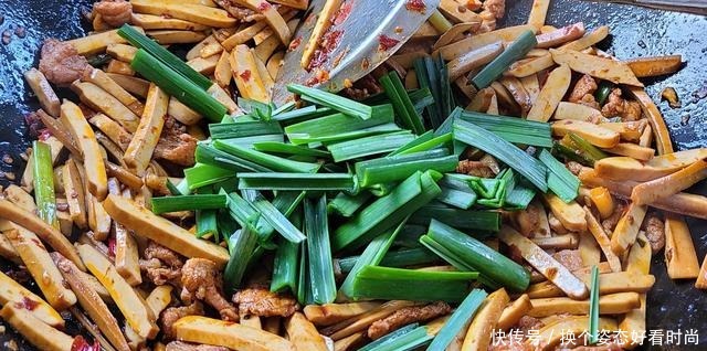  美味|几块钱的香干，和蒜苗、猪肉简单一炒，出锅下饭又美味