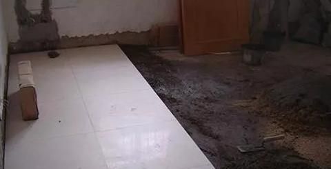 地面|新房装修,老师傅直接在地上铺满“骨架”贴瓷砖,真的长见识了