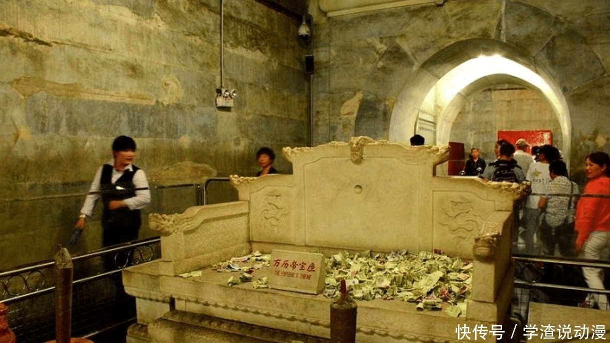 上世纪50年代,考古人员发掘十三陵时,工地上来了一个古怪的老人