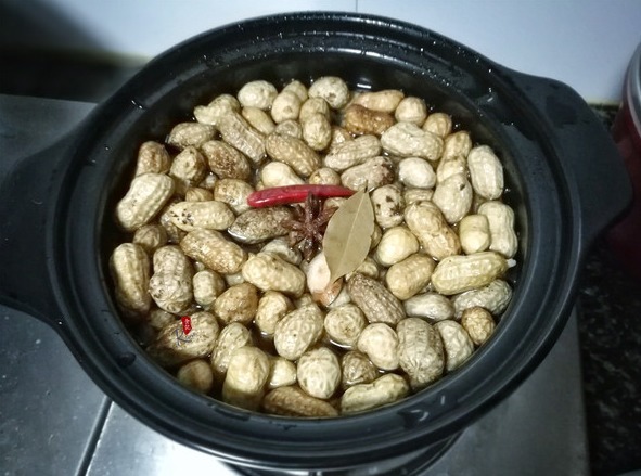 煮花生时，这4个要点要牢记，15分钟就煮好，咸香入味又解馋！