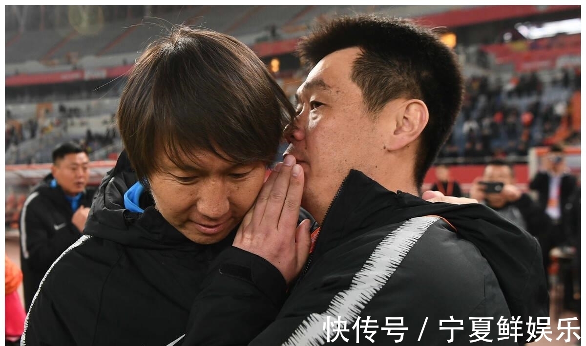李铁|国足0-2日本,记者公开批评李霄鹏,不留情面!全方位都不如李