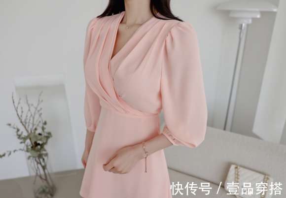 时尚|女神孙允珠时尚搭配：雨虹雅致淡粉柔情绸缎百褶裙