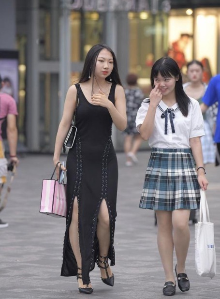 美女穿吊带连衣裙秀身材, 展现出独属于自己的苗条和性感