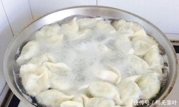 饺子皮|煮冻饺子，记住3个窍门，饺子个个不破皮，吃着筋道，不像冷冻的！