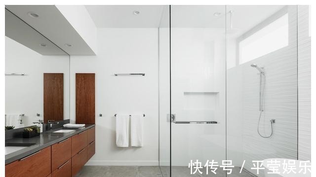 外国佬|外国佬自建私人别墅,大量混凝土砖设计,谁说别墅就得花几百万