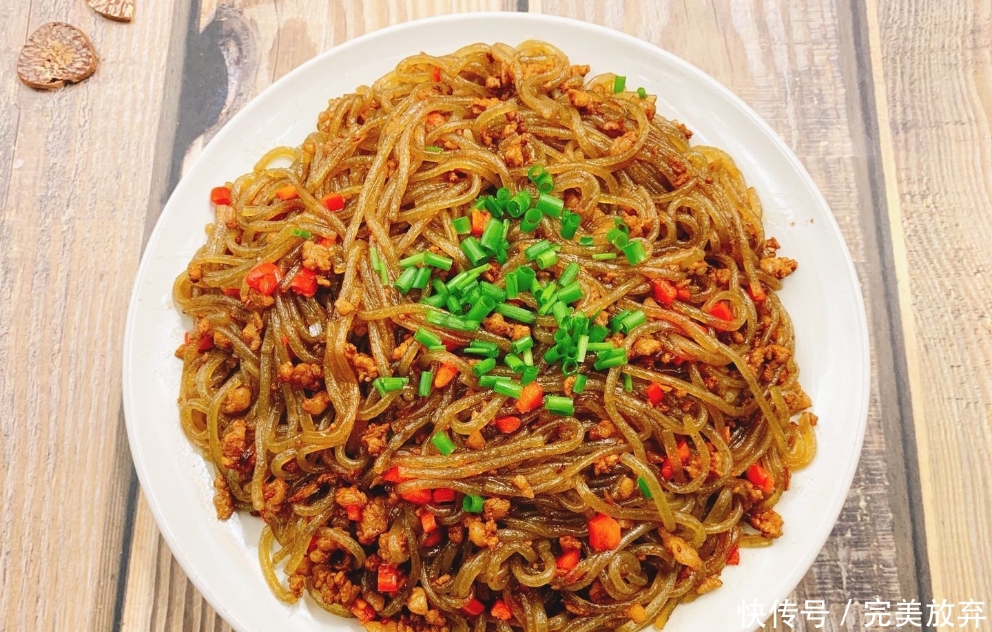 炒粉丝,切记别焯水后就炒,多加1步,粉丝根根?顺滑,还不粘锅